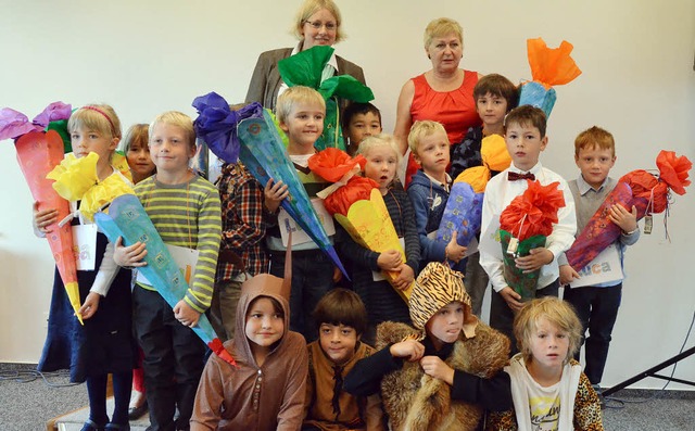 Bunt ging es zu bei der Einschulung de...Klassenlehrerin Anita Hummel (rechts).  | Foto: Gabriele Hennicke