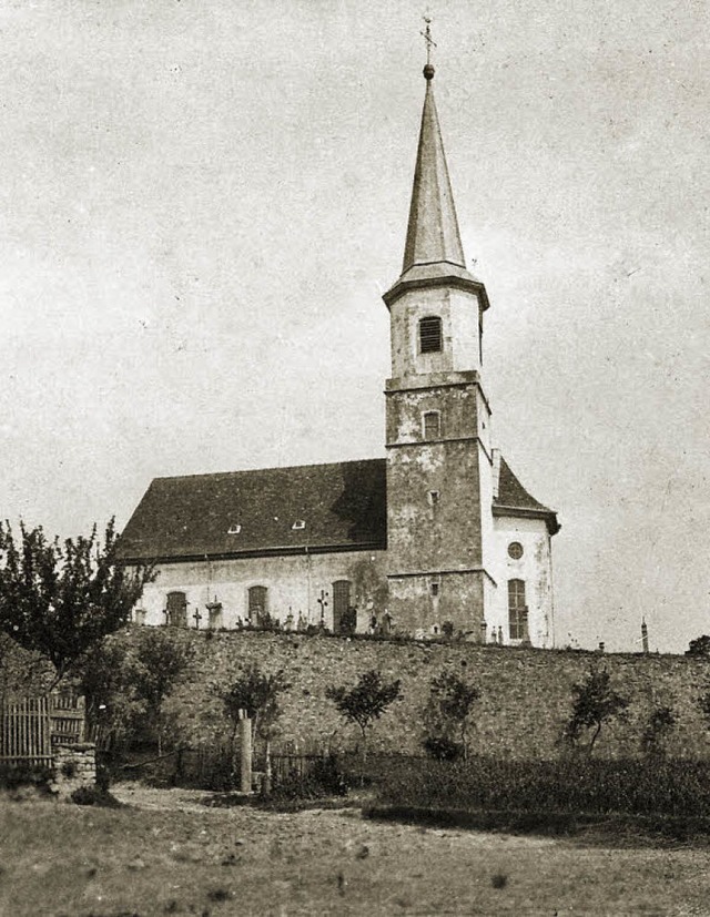 Die Aufnahme von 1890 zeigt die evange...m Jahr 1833 stammende Friedhofsmauer.   | Foto: Archiv Kirchengemeinde Tiengen