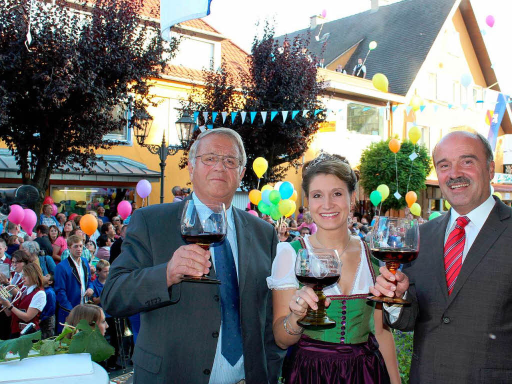 Festerffnung mit Vereinssprecher Helmut Kanzinger, Weinprinzessin Marie-Luise Wolf und Brgermeister Dieter Schneckenburger.