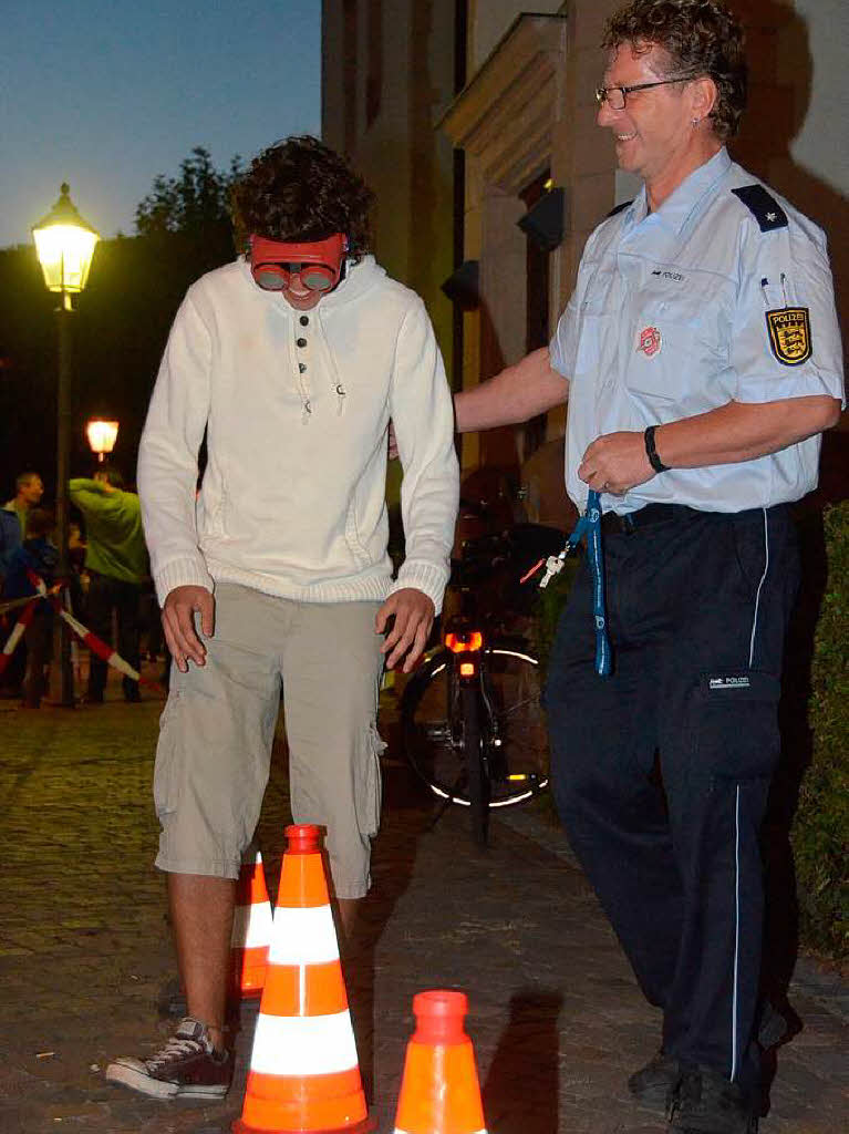 Hans-Peter Eckstein vom Polizeiposten Btzingen geleitet einen Jugendlichen ber den Parkour mit der „Rauschbrille“.