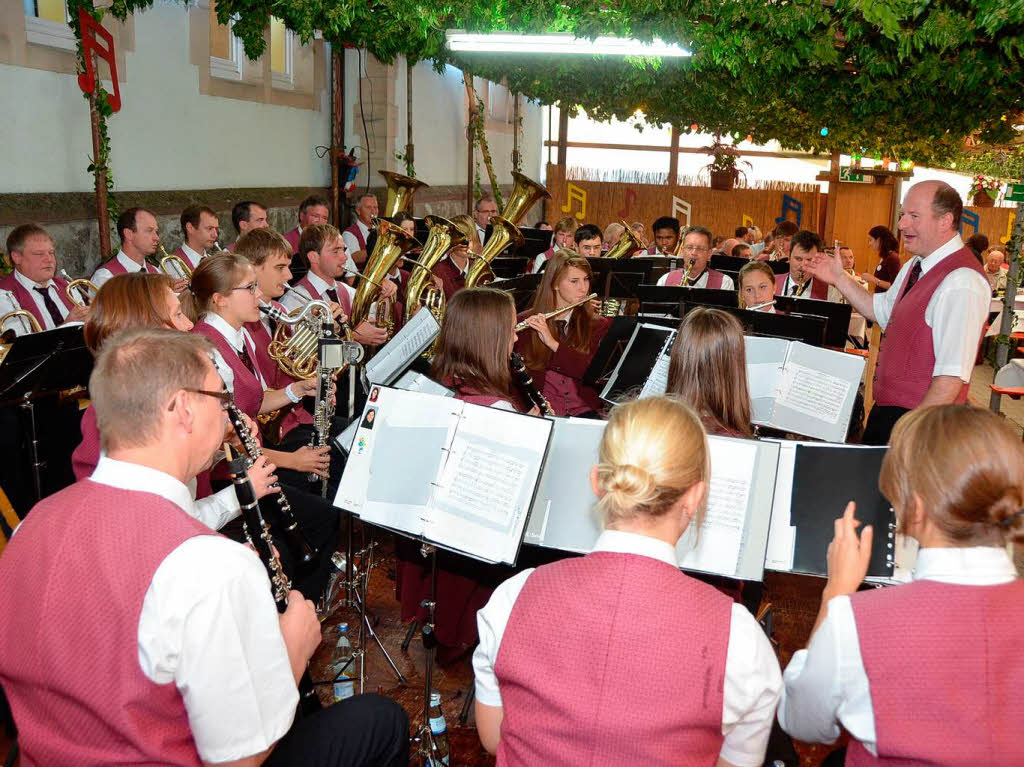Die Musikkapelle aus Bsingen spielt.