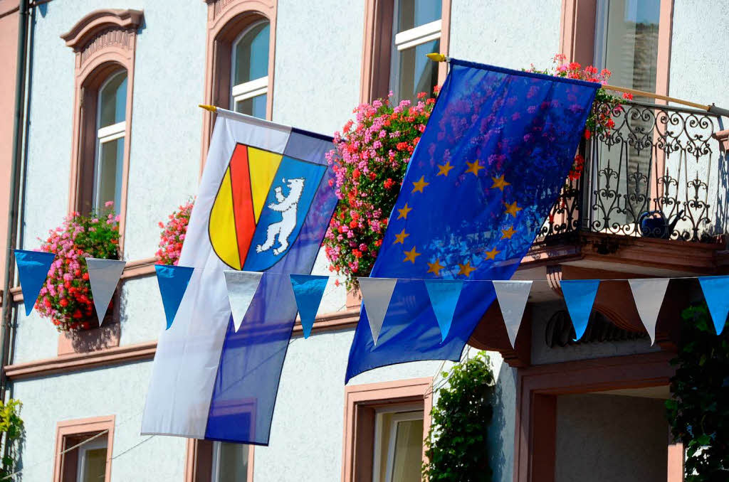 Festbeflaggung am Rathaus.