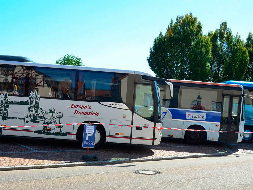 Btzingen, auch ein „Traumziel“: Reisebusse von auswrtigen Festbesuchern am Btzinger Bahnhof