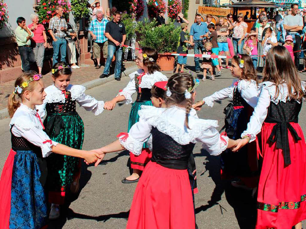 Die Kindertrachtengruppe aus der Partnergemeinde Rodern im Elsass fhrt einen Tanz auf.