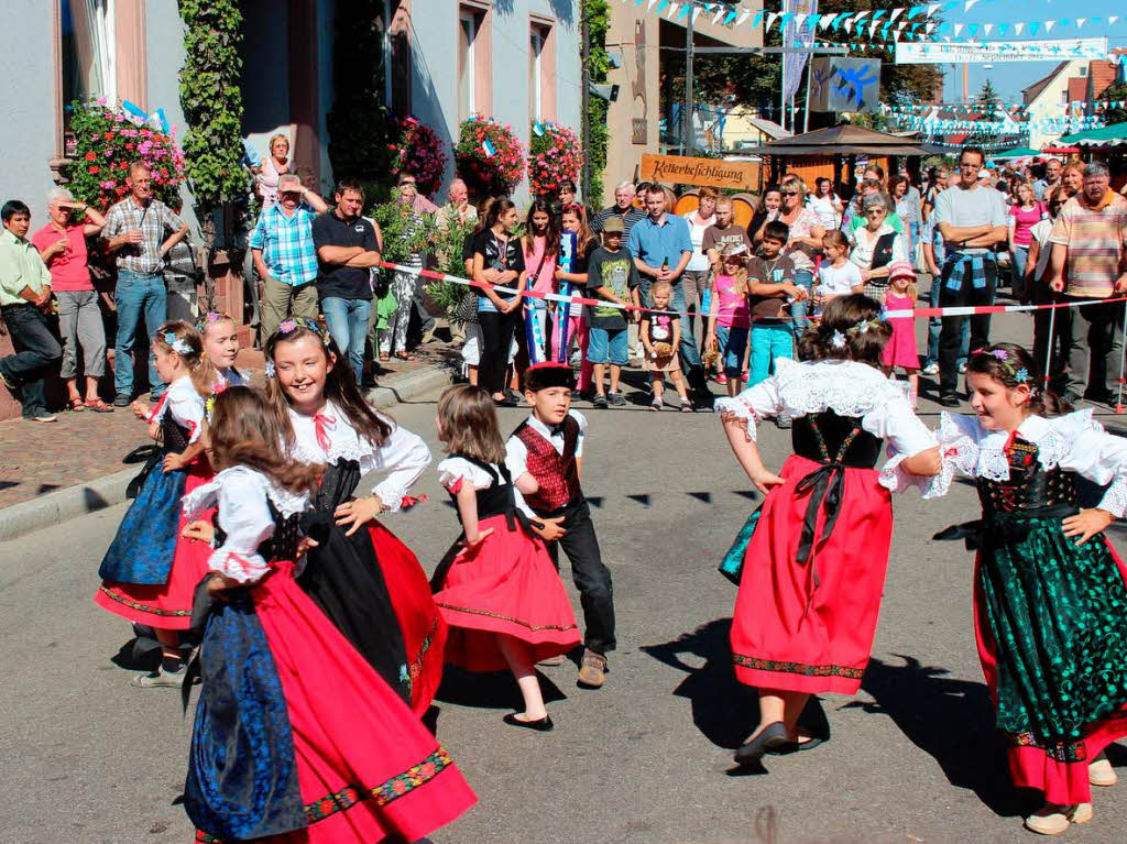 Die Kindertrachtengruppe aus der Partnergemeinde Rodern im Elsass fhrt einen Tanz auf.