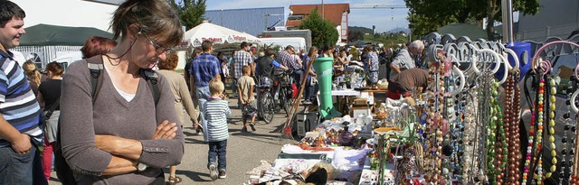 Der Flohmarkt mit seinen ber 40 Stnd...am Sonntag als echter Besuchermagnet.   | Foto: CREMER