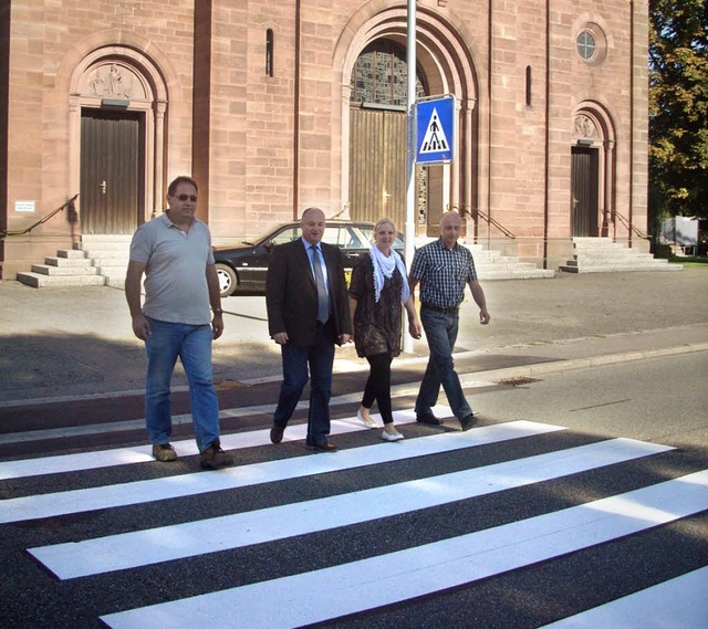 Bauhofleiter Patrick Obergfll,  Dietm...r (von links) auf  dem Zebrastreifen.   | Foto: irene br