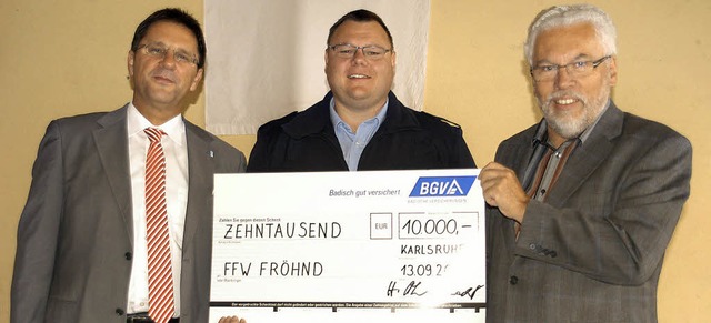 Heinz Ohnmacht vom BGV bergab einen S...ermeister Gerhard Wiezel (von links).   | Foto: Verena Wehrle