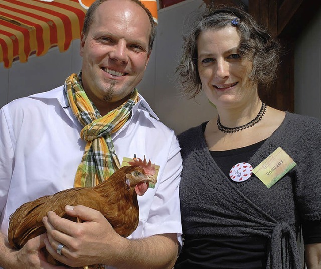 Martin und Myriam Zapf mit einer von 2... die pro Woche rund 300000 Eier legen.  | Foto: Fotos: Siefke