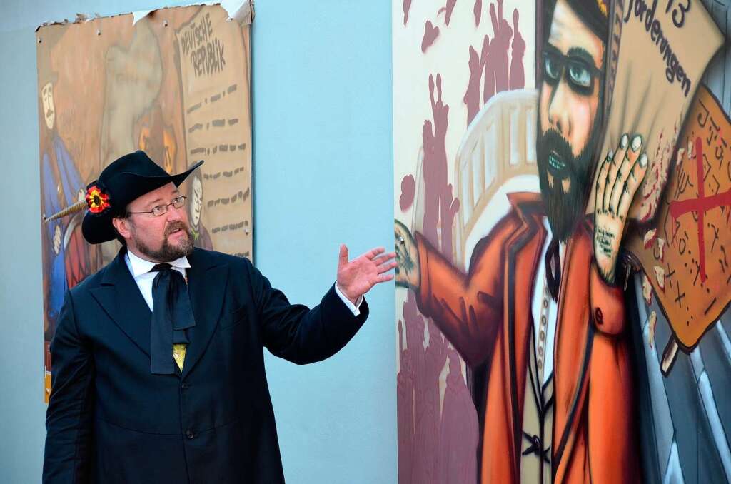 Kulturchef Simon Moser, Organisationschef des Offenburger Freiheitstages, mit neuen Graffiti  an der Wand des Salmen