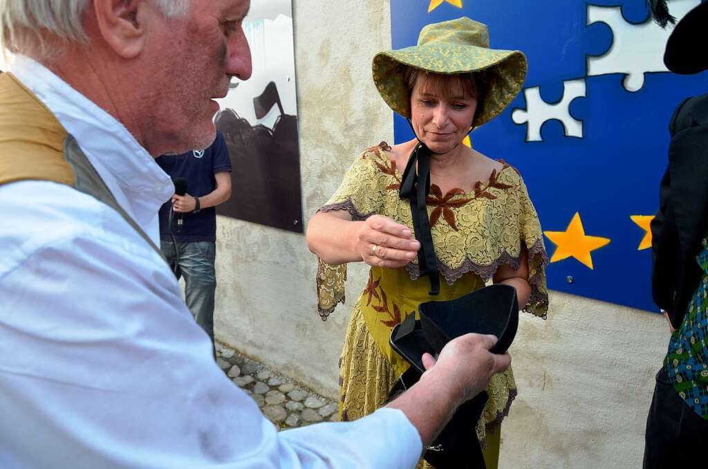 OB Edith Schreiner spendet  fr die Armenspeisung - das Geld nimmt Rudi Zipf  von den Althistorischen entgegen.