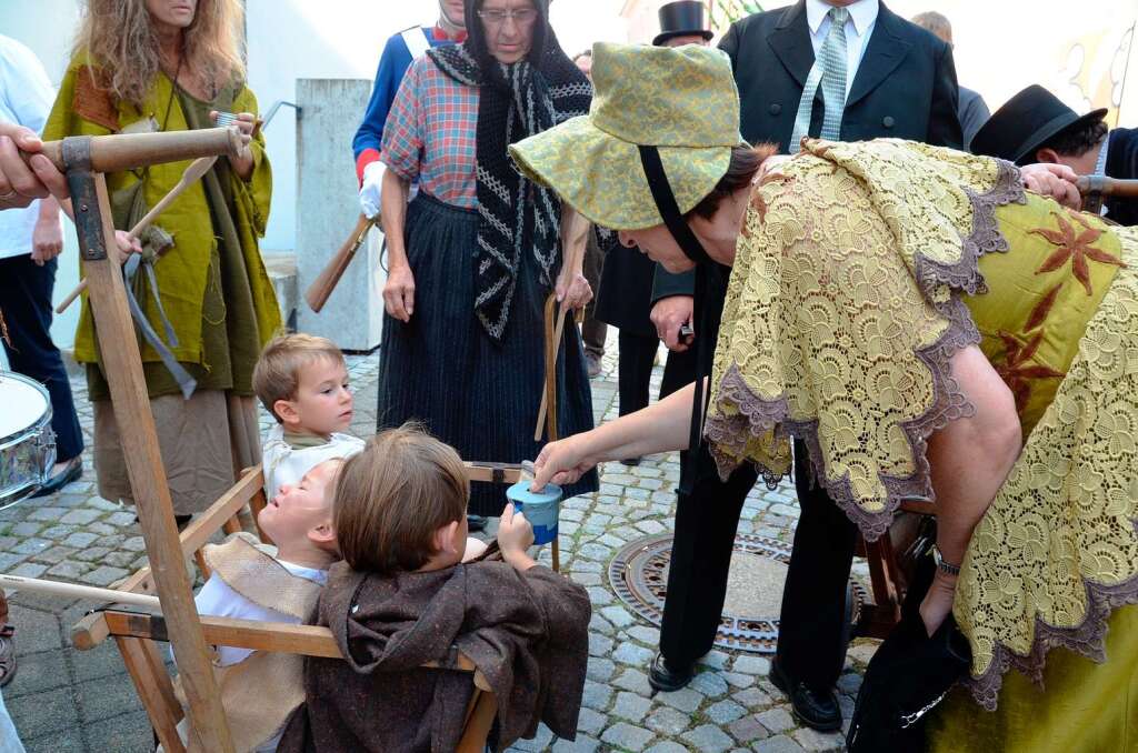 OB Edith Schreiner spendet fr die Armenspeisung, die von der Althistorischen Narrenzunft fr den Freiheitstag 2012 in Szene gesetzt wurde.