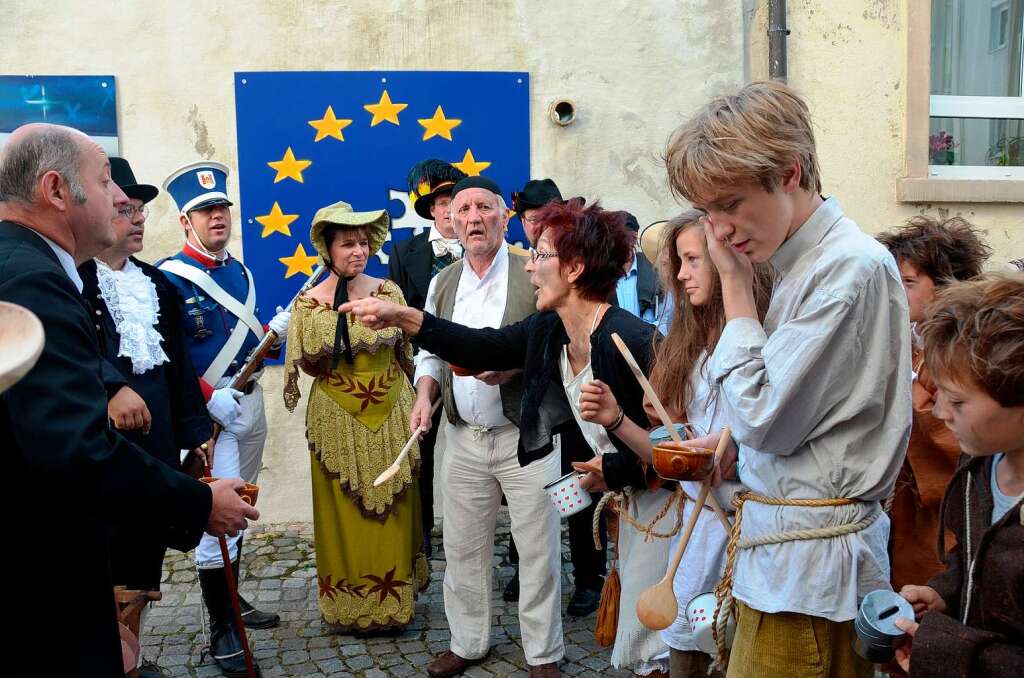 Szene der Armenspeisung, die von der Althistorischen Narrenzunft fr den Freiheitstag 2012 gekonnt  inszeniert wurde.