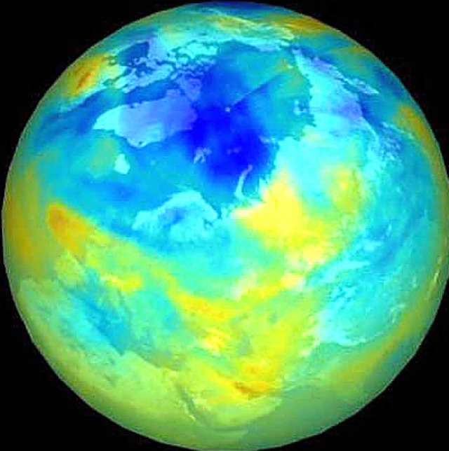 Ozonloch (dunkelblau) in der Arktis im Winter 1999   | Foto: dpa