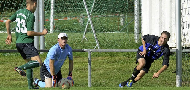 Keine Chance fr den Gundelfinger Torw... Adler erzielt den 4:0-Halbzeitstand.   | Foto: Patrick Seeger