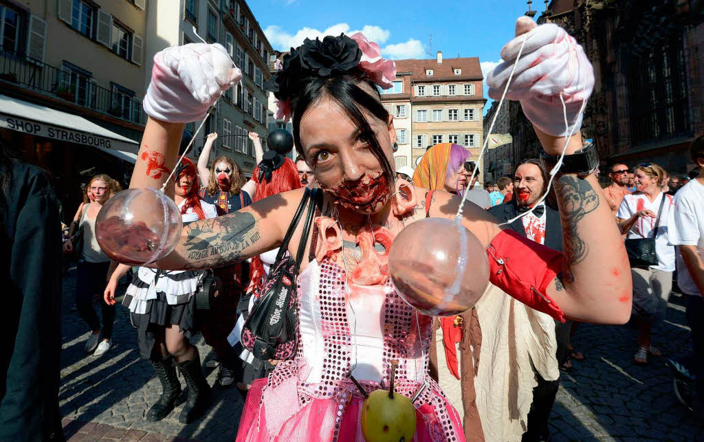 Marschieren als Zombies durch Straburg: Hunderte Verkleidete beim vierten Zombie Walk.