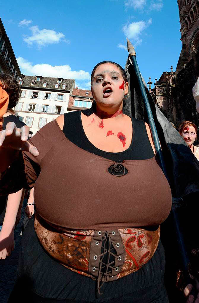 Marschieren als Zombies durch Straburg: Hunderte Verkleidete beim vierten Zombie Walk.