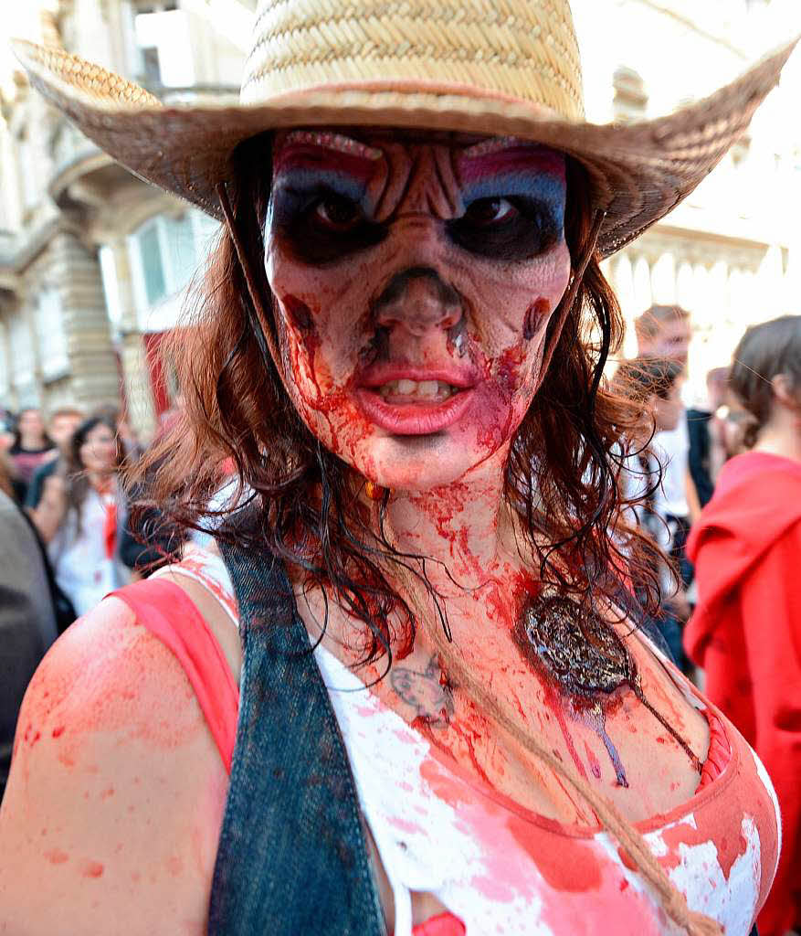 Marschieren als Zombies durch Straburg: Hunderte Verkleidete beim vierten Zombie Walk.