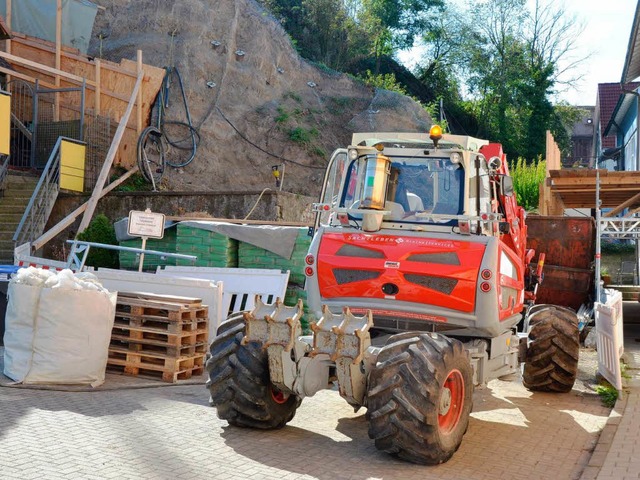 Mit einem Bagger sollenSpezialanker in...soll das Gestein  stabilisiert werden.  | Foto: Thomas Rhenisch