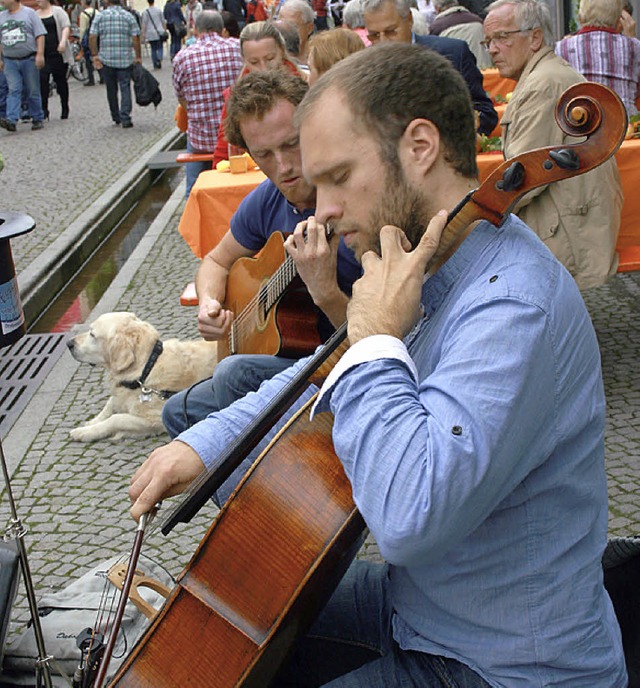 Matthias Eberhard (Gitarre) und Daniel...eppiche ber Pltze und Gassen wabern.  | Foto: Friederike Marx-Kohlstdt