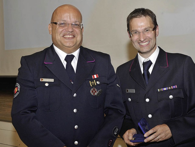 Mit der silbernen Ehrenmedaille des La...sterer (rechts) Martin Bertrandt aus.   | Foto: Volker Mnch