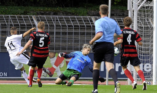 Juan Jose Gomez Albarran (links) brach...m Ende siegten die Gastgeber mit 2:1.   | Foto: Patrick Seeger