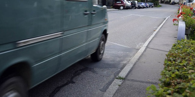 Wenn Autos vorbeifahren, wird es fr F...Adlerbrcke in Ehrenstetten recht eng.  | Foto: Andrea Gallien