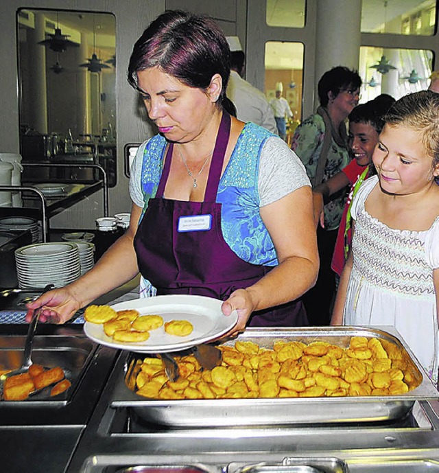 Silvia Sabatino teilt das erste Essen aus.   | Foto: Juliane Schlichter