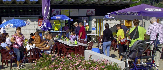 Der Kiosk war am Sonntag Treffpunkt f...rfolgreichen Saison des Frdervereins.  | Foto: Rolf Reimann