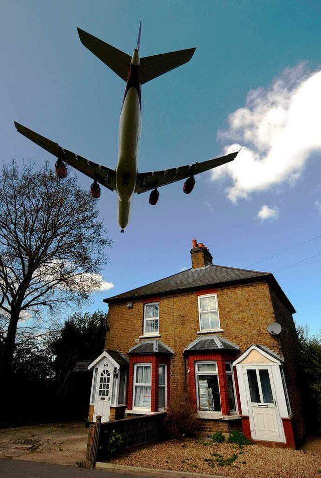 Eine Passagiermaschine in London beim ...ein Flchtling aus dem Flugzeug fiel.   | Foto: AFP