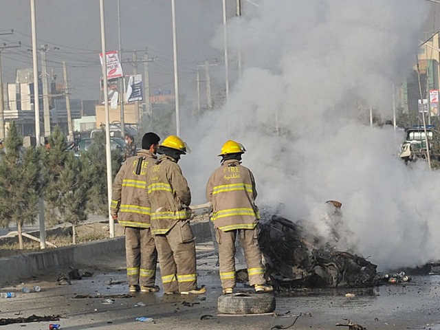 Feuerwehrleute lschen die berreste e...stmordattentat in Kabul genutzt wurde.  | Foto: AFP