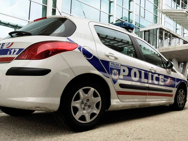 Auf einen Polizisten im Elsass wurde e...ine Kollegen ermitteln auf Hochtouren.  | Foto: dpa