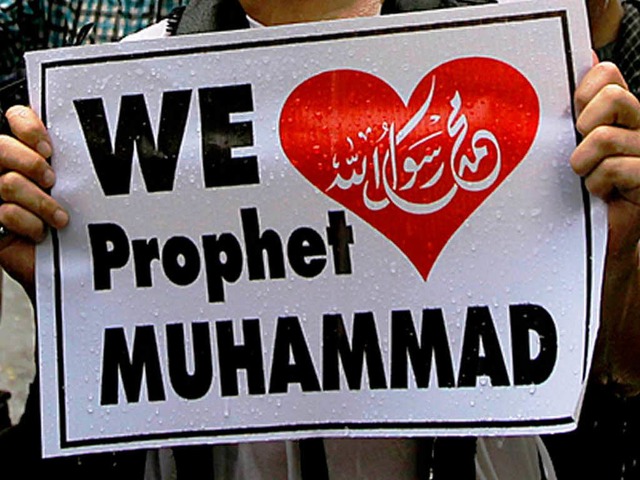 Ein Mann hat in Freiburg eine Demo ang...l, das den Propheten Mohammed schmht.  | Foto: dpa