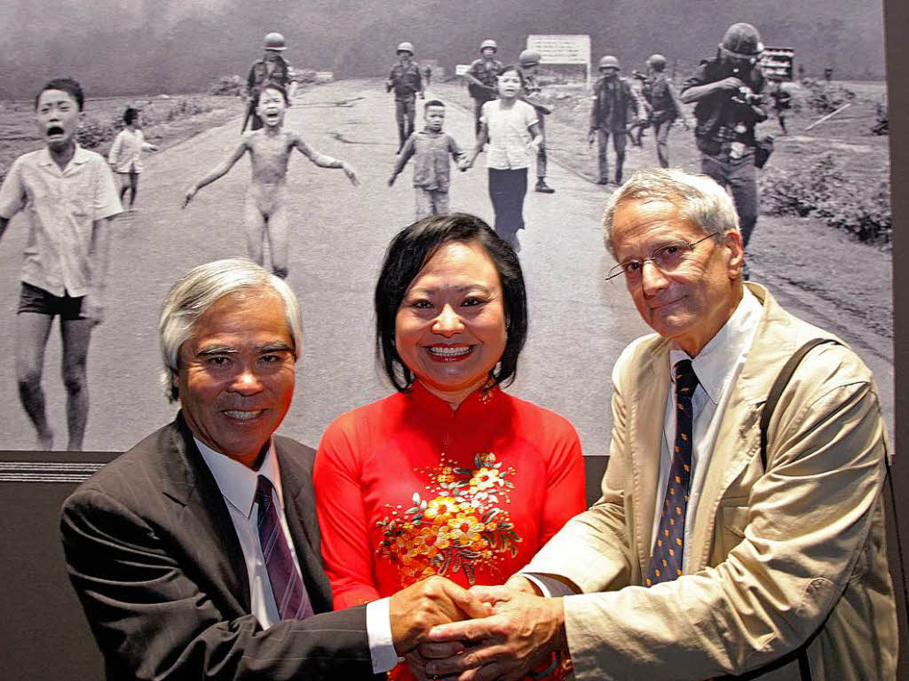 Nick Ut (links) erhlt den Leica Hall of Fame Award fr sein weltweit bekanntes Foto von Kim Phuc (Mitte) aus dem Vietnam-Krieg.
