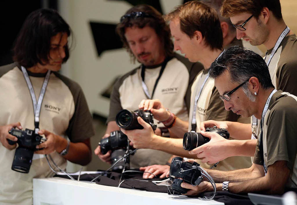 Mitarbeiter von Sony machen sich mit neuen Digitalkameras vertraut.