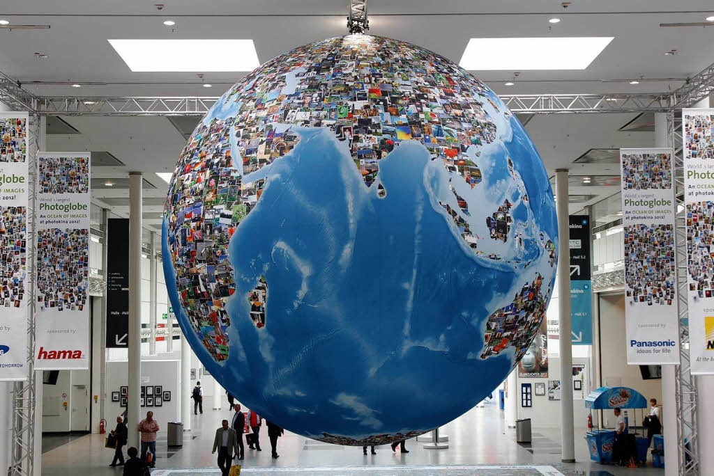 Die Erdteile des Globus sind aus Fotos zusammengesetzt.