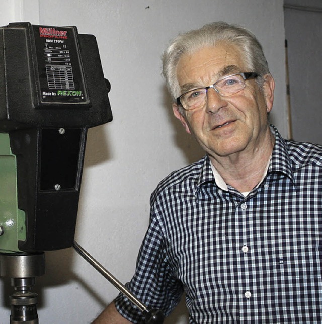 Helmut Eichin in seiner Werkstatt &#8211; heute wird er 80 Jahre.  | Foto: cremer