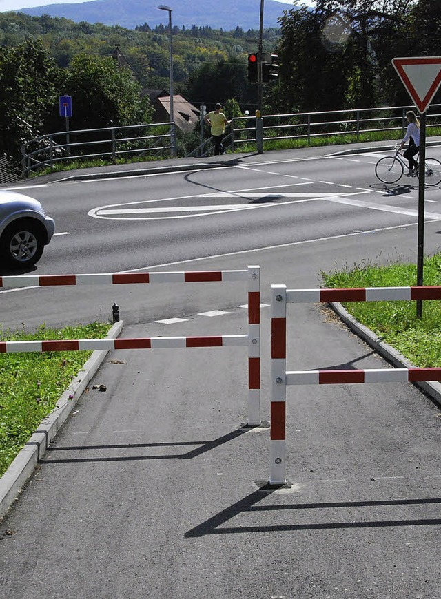 Diese als Schutz fr Radfahrer vorgese...trae steht in  Karsau  in der Kritik.  | Foto: Ralf Staub