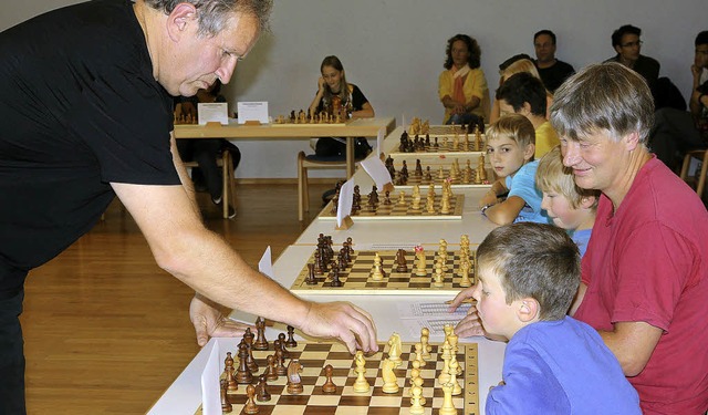 Gegen 20 Schachspieler kmpfte Matthias Deutschmann beim Simultanschach.   | Foto: Frowalt Janzer/dpa