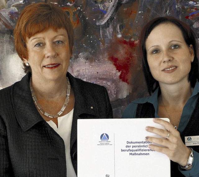 Schulrtin Katharina Hirt (l.) und Anj...rdern-Arbeit) mit der Kompetenzmappe   | Foto: Winkelmann