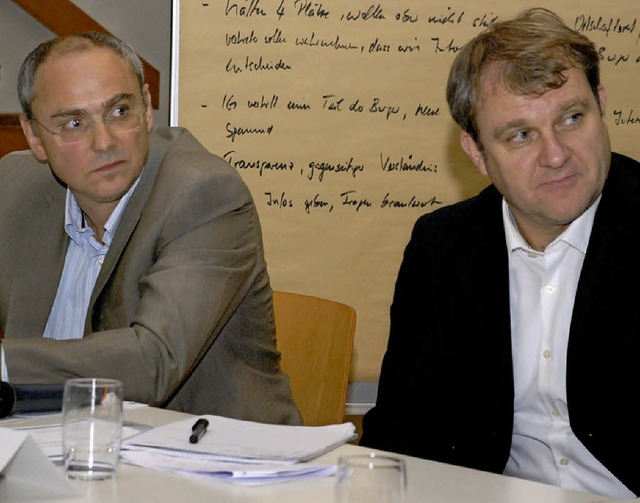 Frank Semling (links) und Thomas Wstenberg von Hansgrohe hren gespannt zu.   | Foto: Siefke