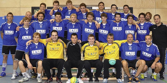 Das Handballer-Team: Vorne sitzend von... allerdings rund ein Dutzend Spieler.   | Foto: Verein