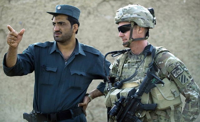 Szenen wie diese werden seltener: Afgh...d Isaf-Soldat im gemeinsamen Einsatz.   | Foto: AFP