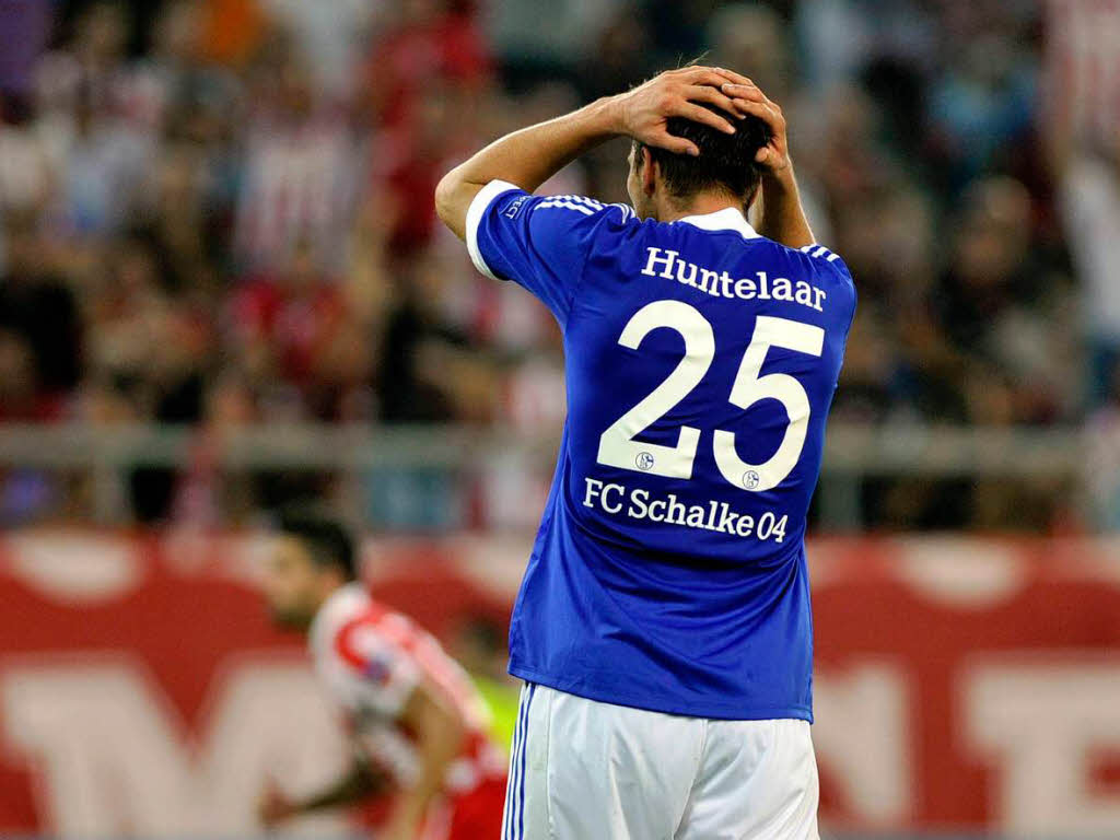 Fehlschuss des Hunters. Schalkes Klaas-Jan Hunterlaar versiebte gegen Pirus einen Elfmeter.