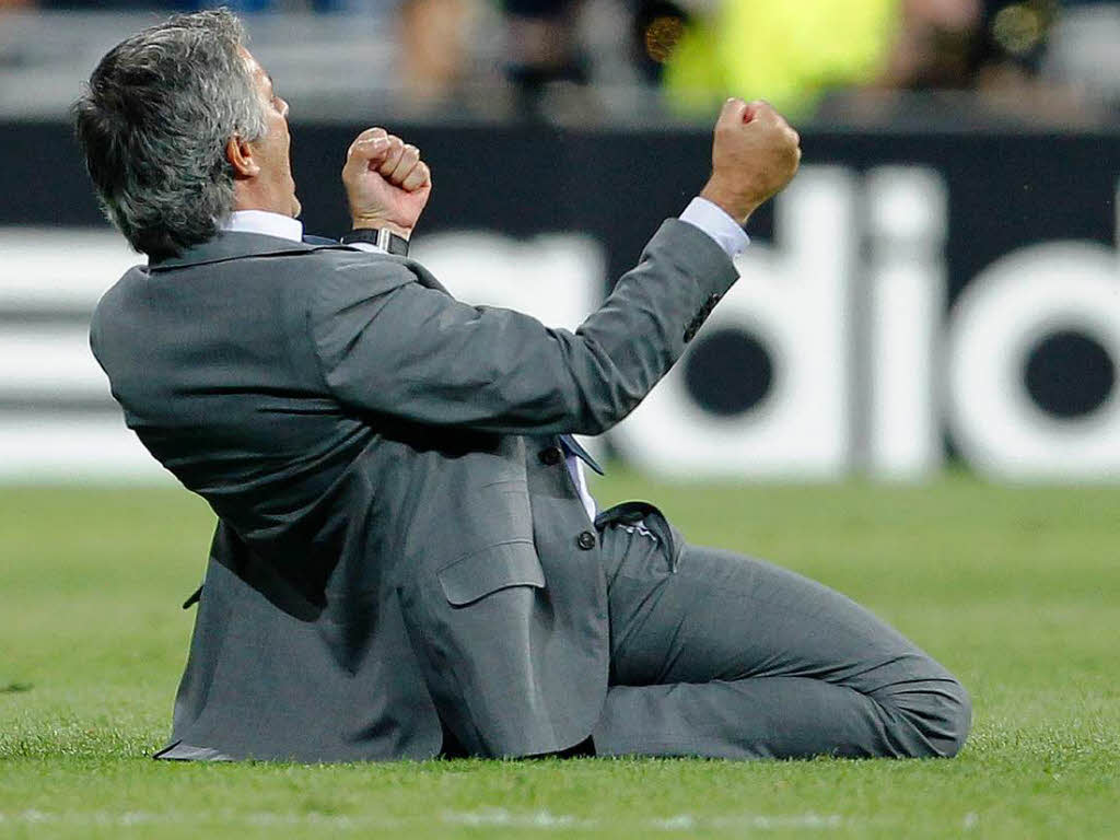 Was interessieren mich Grasflecken? Real Madrids Trainer Jose Mourinho feiert den Siegtreffer zum 3:2 gegen Manchester City