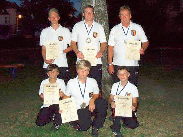 Die   Fahnenschwinger: (stehend von li...) Robin , Leon und Sebastian  Lsslin.  | Foto: Privat