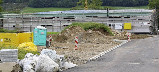 Der erste Rohbau im neuen Gewerbegebie...- und Arbeitsgemeinschaft ist fertig.   | Foto: Eva Wolters