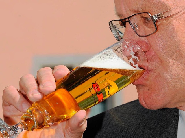 Winfried Kretschmann geniet ein Rothaus-Bier.  | Foto: dpa