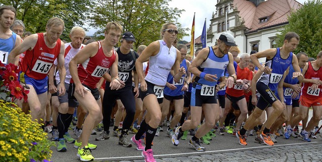 Start zum Belchen-Berglauf in Schnau ... (weies Trikot/ PTSV Jahn Freiburg).   | Foto: Roman Daudrich