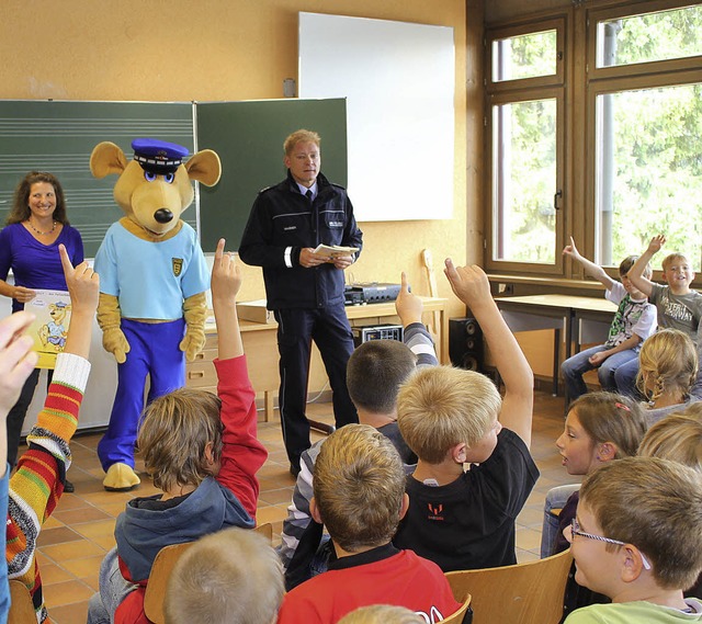 Die Klassenlehrerinnen Julia Schlenker...eidirektion Freiburg begleitet wurde.   | Foto: Gert Brichta